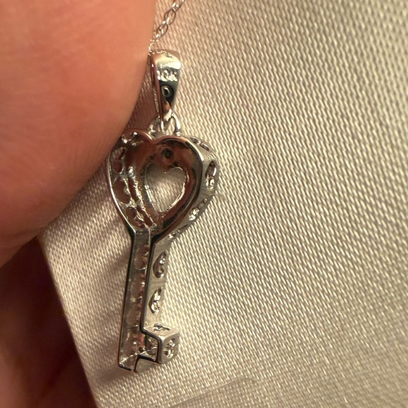 10K Elegant Diamond Accent Heart Key Pendant Necklace - Picture 4 of 5